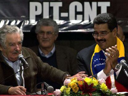 El presidente de Uruguay Jos&eacute; Mujica y Maduro, en Montevideo.