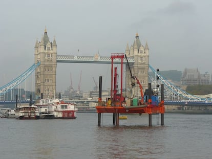 Ferrovial construirá un tramo del túnel bajo el río Támesis que canalizará el nuevo sistema de alcantarillado de Londres por un importe de 1.050 millones de euros. Tiene 12,7 kilómetros de longitud es el más largo de los tres en que se ha dividido la infraestructura, de un total de 25 kilómetros.Forma parte de un proyecto histórico para Londres y el mayor de infraestructuras de agua que actualmente ejecuta Reino Unido, el denominado Thames Tideway Tunnel que tiene como objetivo evitar el vertido de aguas residuales no tratadas al río Támesis.