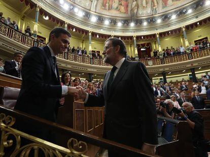 Salutació entre Sánchez i Rajoy després de la moció de censura del 2018.