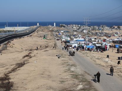 Los palestinos desplazados debido a los ataques israelíes se refugian cerca de la frontera con Egipto, en Rafah, al sur de la Franja de Gaza, el 7 de enero.