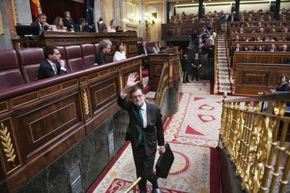 El presidente Mariano Rajoy abandona el hemiciclo durante la moción de censura.