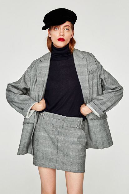 Zara defiende el traje de minifalda con este conjunto. El estilismo se completa con otras dos tendencias: visera militar al más puro estilo Dior y jersey de cuello alto bajo la chaqueta. Blazer (c.p.v.), falda (22,95 euros).