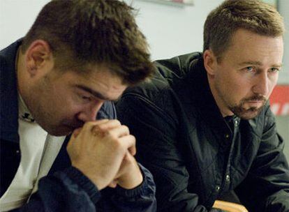 Colin Farrell (izquierda) y Edward Norton, en <i>Cuestión de honor.</i>