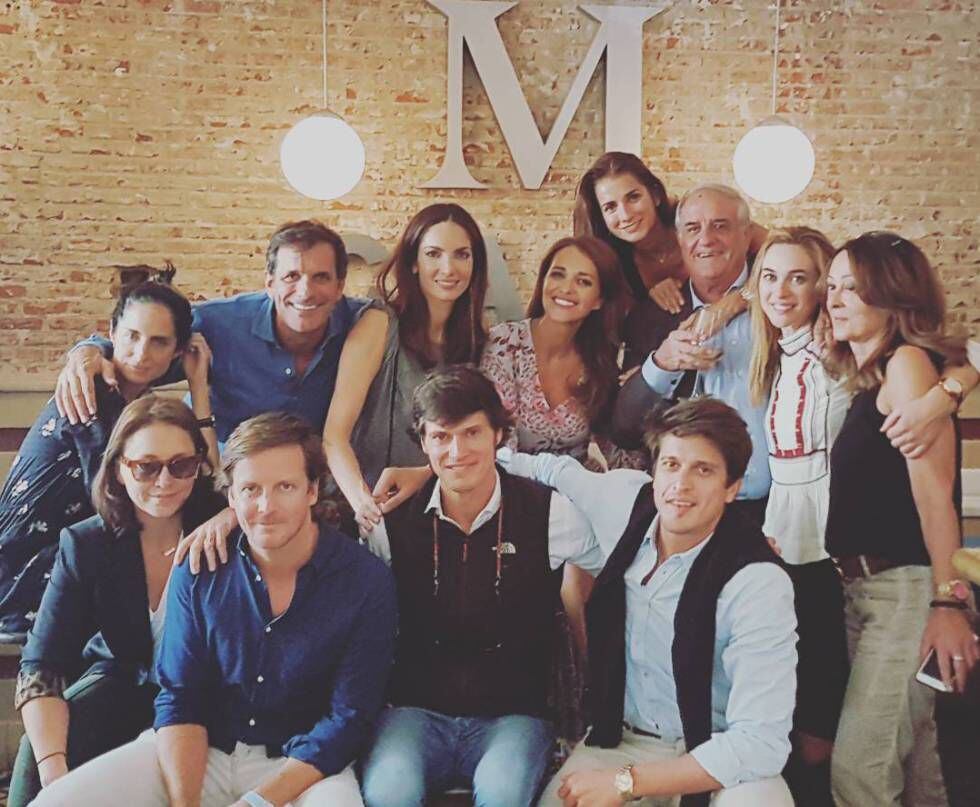 En esta imagen compartida por Paula Echevarría el 22 de septiembre de 2016, la actriz aparece junto a un grupo de amigos, entre ellos Carolina Herrrera hija, a la izquierda y Nicolás Toth, abajo a la derecha.