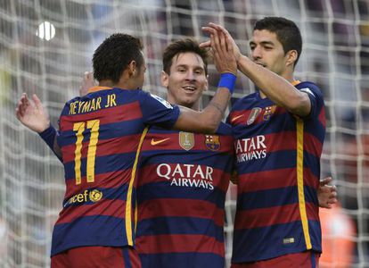 Neymar, Messi i Suárez celebren un gol.