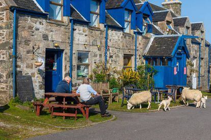 Un 'pub' tradicional en la calle principal de Arinagour, en la isla escocesa de Coll.