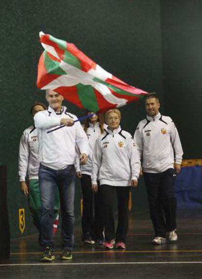 Cinco deportistas desfilan con la indumentaria de Euskadi el pasado lunes, durante la presentación del campeonato.
