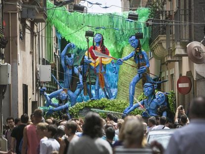 La calle Progr&eacute;s, decorada para la Fiesta Mayor de 2015.