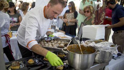 Puesto callejero de la siesta, donde prepararon la tapa de papada con carrillada al Pedro Ximénez en la cuarta edición del Córdoba Califato Gourmet.