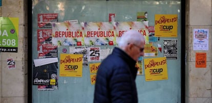 Un home passa enfront d'uns cartells electorals a Viladecans.