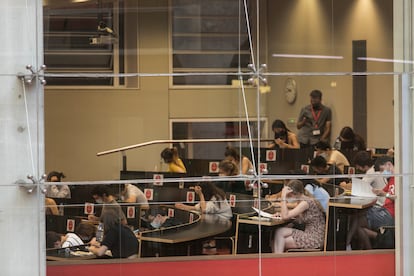 Varios estudiantes, durante la prueba de Selectividad en la Universidad Pompeu Fabra de Barcelona, este martes.
