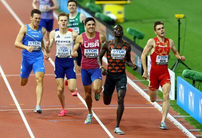 Adrián Ben, por la derecha, se clasifica tras Wanyonyi para la final de 800m