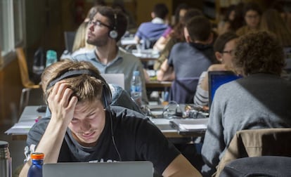 Estudiantes en la biblioteca de la Universidad Pompeu Fabra, en Barcelona.