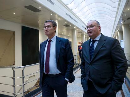 Miguel Tellado (derecha) y Alberto Núñez Feijóo, el pasado día 10 en el Senado.