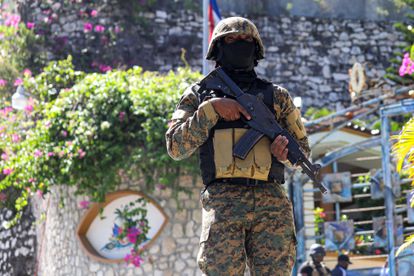 Un policía vigila la residencia presidencial en Puerto Príncipe tras el asesinato del presidente Jovenel Moïse, el 7 de julio.