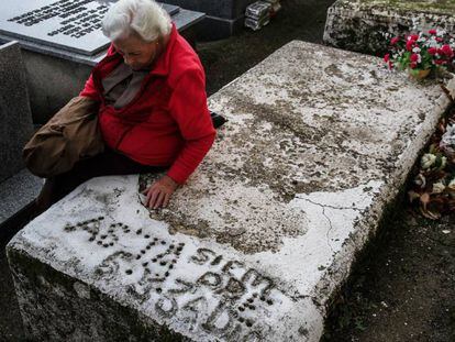 Felipa Peinado, en la tumba donde fueron enterrados su padre y su abuelo, ambos fusilados. La lápida dice: "5 y 3", por las víctimas exhumadas gracias a su empeño.