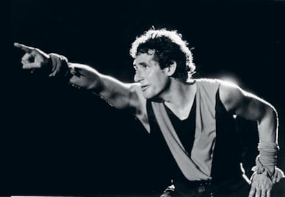 Miguel Ríos en 1983, durante la exitosa gira de 'El rock de una noche de verano', que le llevó por grandes recintos en compañía de Leño y Luz Casal.