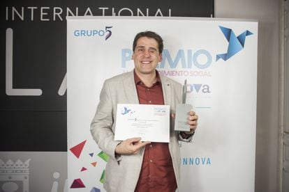 José Luis López, principal ejecutivo de Insulcloud, tras recibir el Premio G5 Innova al Emprendimiento Social por su proyecto Insulclock, el 9 de marzo pasado.