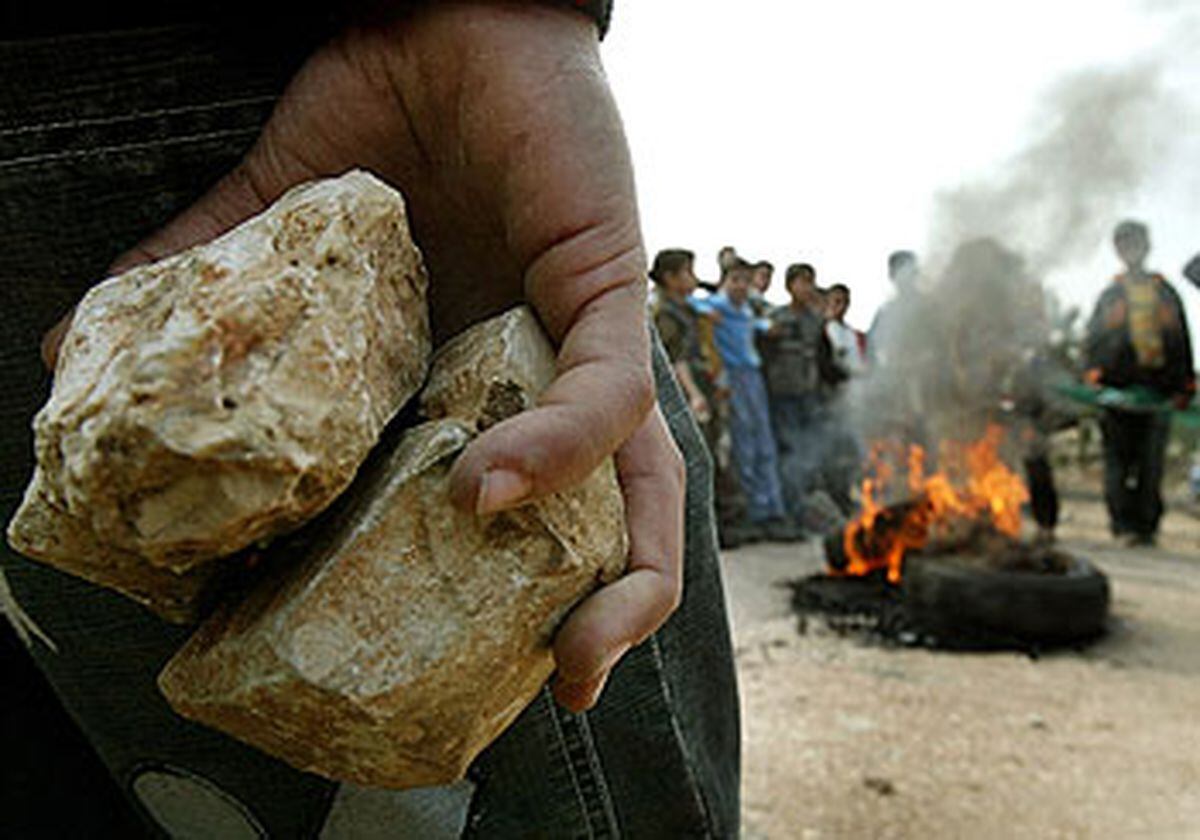Un palestino con piedras en la mano Internacional EL PAÍS