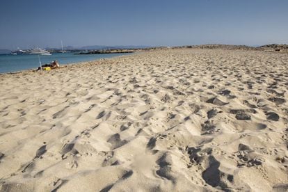 Sus aguas turquesas y su arena blanca se parecen a las del Caribe, y por eso la playa de Ses Illetes de Formentera es una de las más famosas de Baleares. También es una de las más concurridas en temporada alta, cuando los yates y barcos llegan a su costa. El arenal, en el norte de la isla, ha sido valorada por los usuarios de TripAdvisor a lo largo de 2017 como la segunda mejor playa de España. Ocupa la novena posición de la clasificación europea. Más información: www.formentera.es