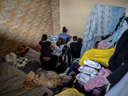 Los siete miembros de una familia de inmigrantes peruanos en el cuarto que comparten en un sótano en el distrito de Usera de Madrid.