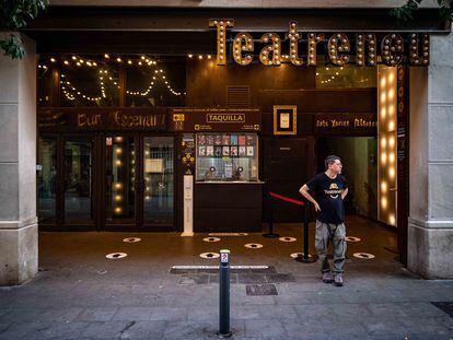 Entrada del Teatreneu de Barcelona antes de una función, el pasado sábado.