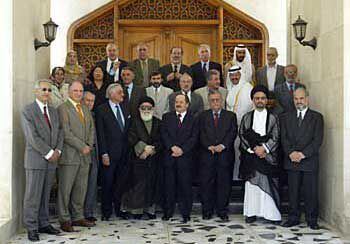 Los miembros del Consejo de Gobierno iraquí posan tras su primera reunión, celebrada el domingo en Bagdad.