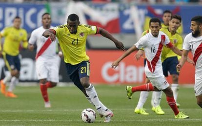 Jackson Martínez jugando contra Perú en la Copa América.