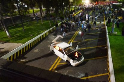 Miembros de la Coordinadora Nacional de Trabajadores de la Educación protestan frente al Congreso en el Distrito Federal.