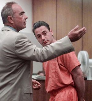 Robert Downey Jr., esposado junto a su abogado en Malibú en 1999.