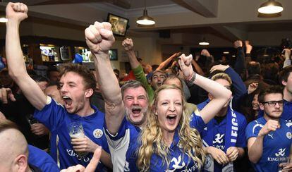 Seguidores del Leicester City celebran el título.