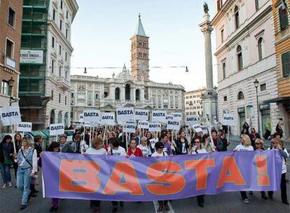 Cabecera de la manifestación a su paso por la iglesia de Santa María la Mayor, en el centro de Roma.