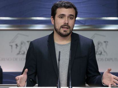 El diputado de IU Alberto Garz&oacute;n, en una rueda de prensa este jueves.