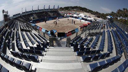 Las gradas vacías en una competición de voley playa en los Juegos Mediterráneos.
