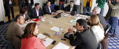 Representantes de PSOE e IU, en la mesa de negociación.