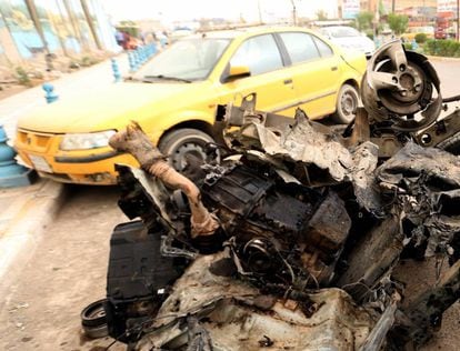 Un veh&iacute;culo destrozado por el atentado suicida contra un puesto de control en la zona meridional de Abu Dashir.