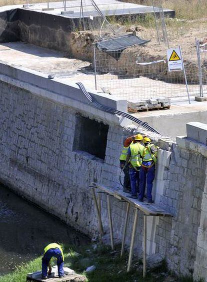 Obras en la zona del Puente del Rey, en el cauce del Manzanares.