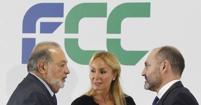 El magnate Carlos Slim, principal accionista de la empresa, dialoga con Esther Alcocer y Pablo Colio.