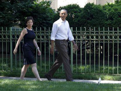 Valerie Jarrett y Barack Obama a las afueras de la residencia de un amigo cercano del presidente.