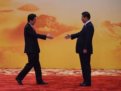 Desde la izquierda, el primer ministro japonés Shinzo Abe y el presidente chino Xi Jinping