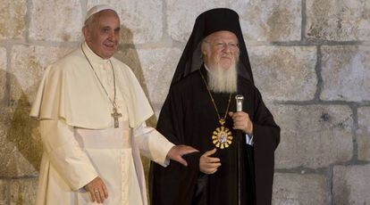 El papa Francisco y el patriarca ortodoxo de Constantinopla, Bartolom&eacute;, en una imagen de mayo de 2014 en la iglesia del Santo Sepulcro de Jerusal&eacute;n.