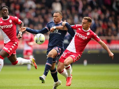 Kylian Mbappe intenta supera el marcaje de Rubén Aguilar