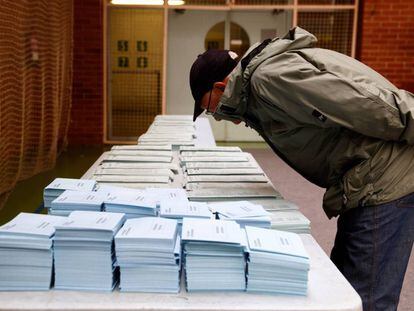Un votante elige su papeleta en un colegio electoral del barrio Judimendi de Vitoria