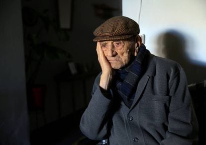 Un anciano de 112 a&ntilde;os de edad es retratado en su casa.    