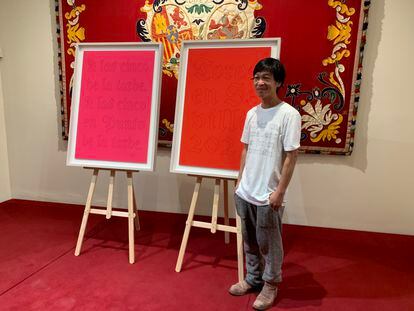 El artista de origen vietnamita Danh Vo, junto a los dos carteles inspirados en versos de Federico García Lorca para la temporada taurina 2022 de la Real Maestranza.