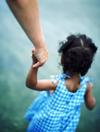 Unos 50.000 niños españoles han sido adoptados en el extranjero desde los 90.
