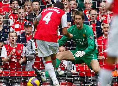 Cesc marca ante Van der Sar el primer gol del Arsenal al Manchester United.