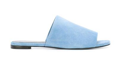 La versión sandalia apuesta por una sola tira en ante. Numerosas marcas han sacado su propio par. Estas son de Robert Clergerie (270 euros)
