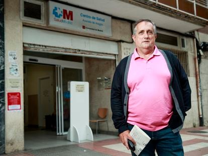 Ángel Salinas, en lista de espera para el especialista, frente a su centro de salud de la calle Alcalá, el pasado viernes.