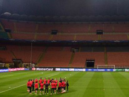 Los jugadores del Atl&eacute;tico en el campo del Milan. 